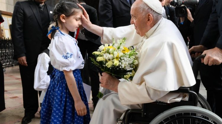 Papa anambariki mtoto aliyemkabidhi zawadi ya maua alipingia Kanisani