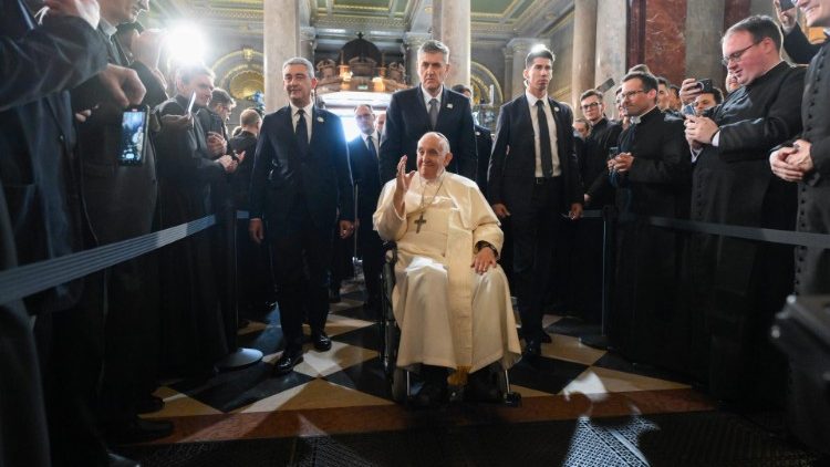 Papa akibariki waamini 