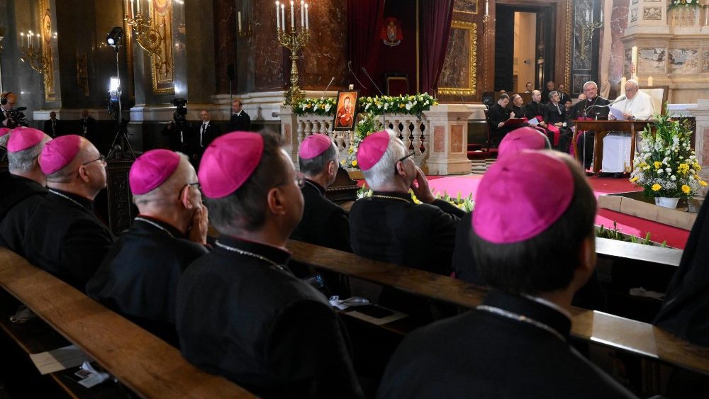 ஆலயத்தில் கூடியிருந்த ஆயர்கள்