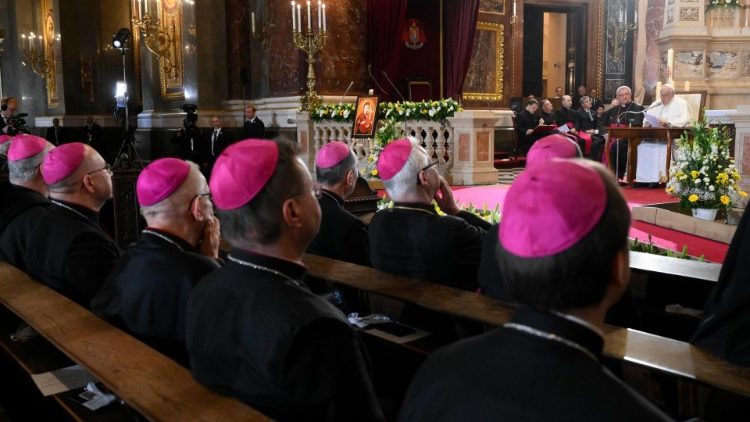 Maaskofu katika Kanisa Kuu la Mtakatifu Stefano na Papa