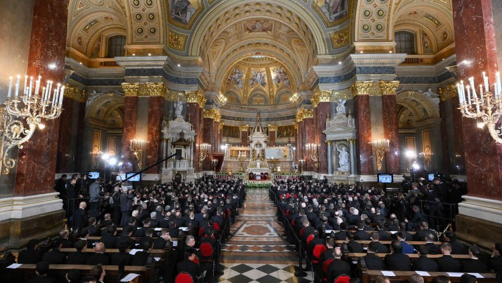 ஆலயத்தின் உள்பகுதியில் கூடியிருந்தோர் 