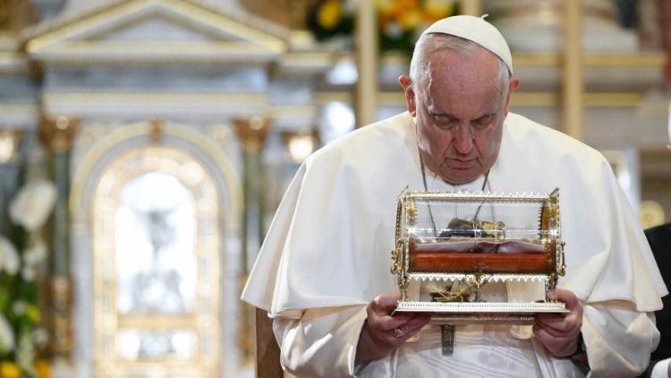 2023.04.28 Papa akiwa amenyanya masalia ya Mtakatifu Stefano katika kanisa Kuu la Mtakatifu huyo huko Budapest.