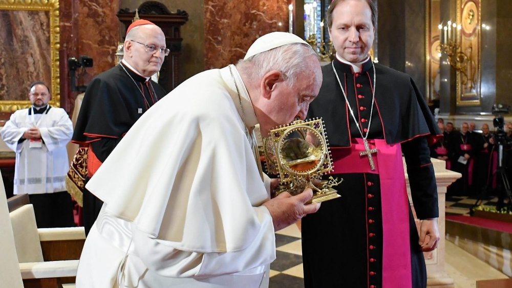 புனிதரின் அருளீக்கத்தை முத்தமிடும் திருத்தந்தை