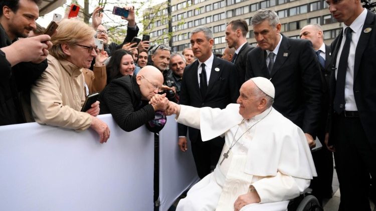 Papa akisalimiana na waamini huko Hungaria