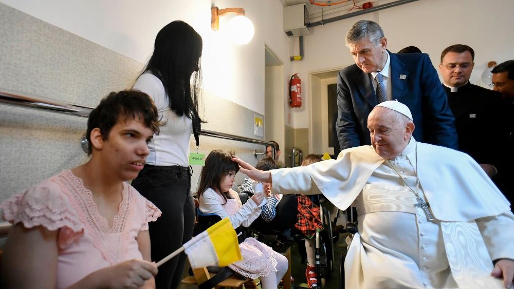 Em Budapeste, Papa Francisco no Centro para crianças especiais e com deficiência visual