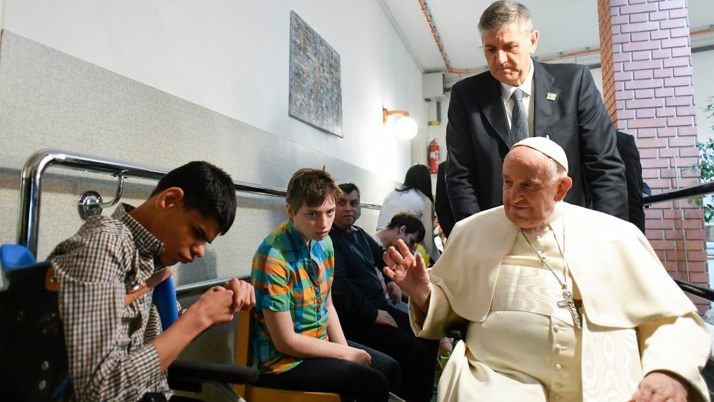 Em Budapeste, Papa Francisco no Centro para crianças especiais e com deficiência visual