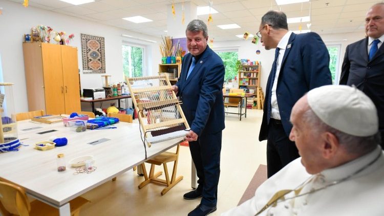 Al Papa vengono mostrati strumenti didattici