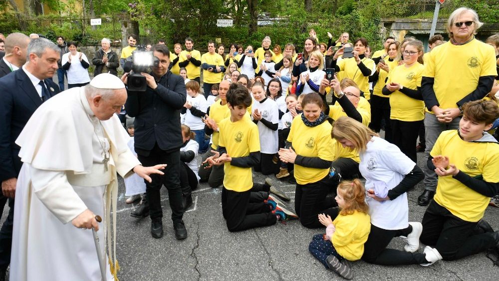 Ao sair do instituto, o encontro com jovens de uma paróquia da redondeza