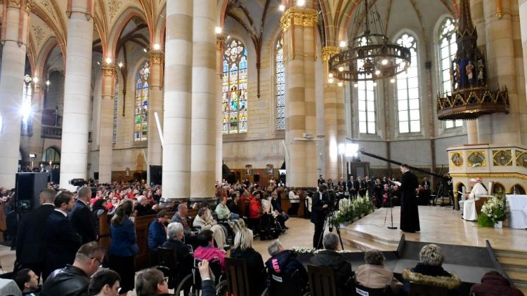 Kristo Yesu ni jiwe kuu la pembeni