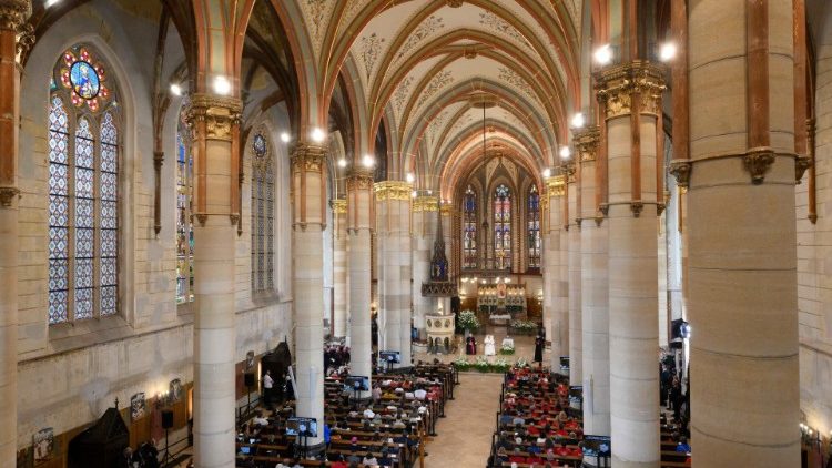 ஆலயத்தில் மக்கள்