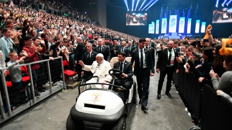 உள்புற விளையாட்டரங்கத்தில் திருத்தந்தை 