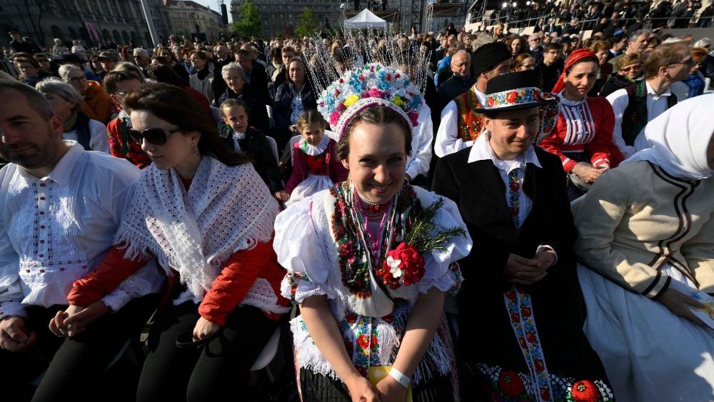 திருப்பலியில் மக்கள்