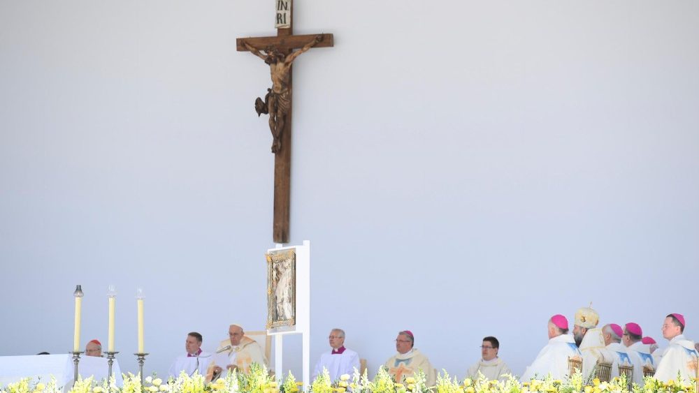 திருப்பலியில் குருக்கள்