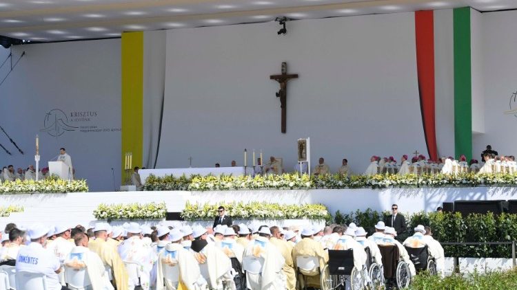 Egy&uuml;tt az &Uacute;r asztala k&ouml;r&uuml;l 