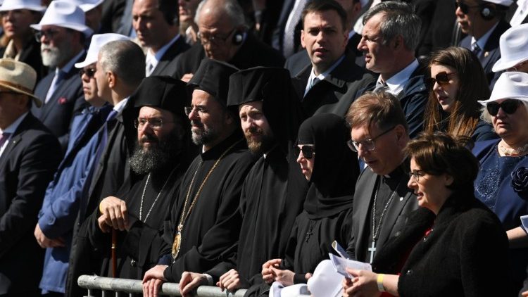 Gläubige bei der Messe und dem anschließenden Mittagsgebet