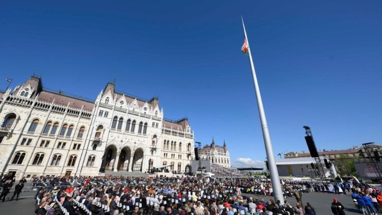 Viele Menschen fanden sich auf dem Kossuth-Platz ein