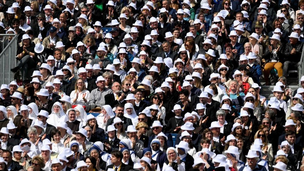 திருப்பலியில்  கூடியிருந்த மக்கள்