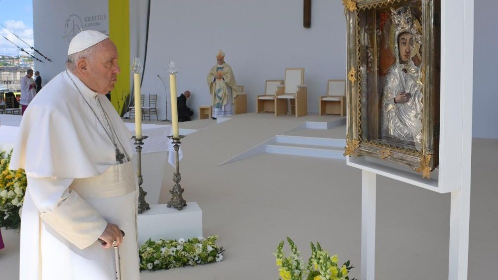 ஹங்கேரி மரியன்னை உருவத்தின் முன் திருத்தந்தை