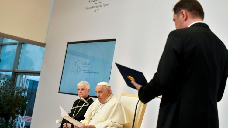 Francesco mentre ascolta la testimonianza del professor Balázs Major