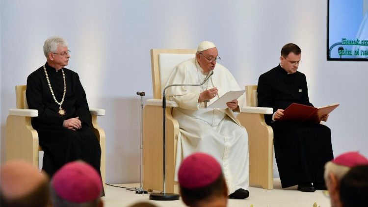 Il Papa mentre tiene il suo discorso