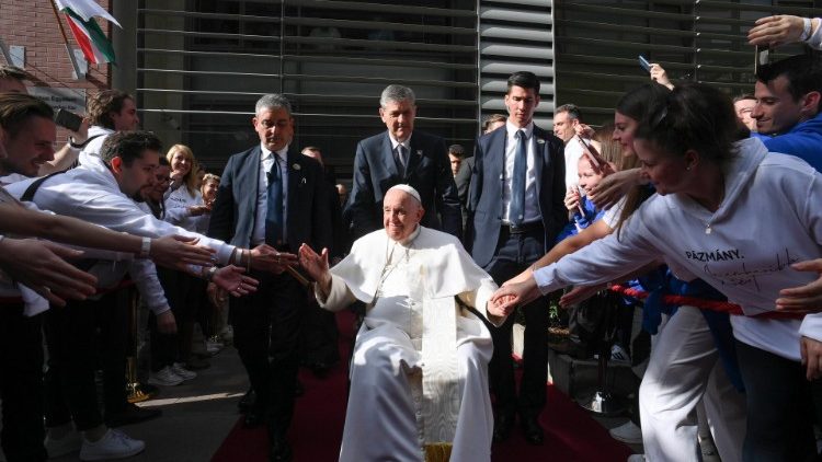 Francesco all'uscita dell’Università Cattolica Péter Pázmány