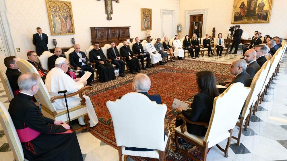 A delegação em audiência com o Pontífice no Vaticano