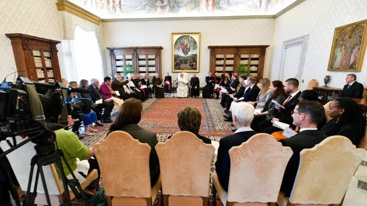 Il Papa durante l'udienza con la Pontificia Commissione