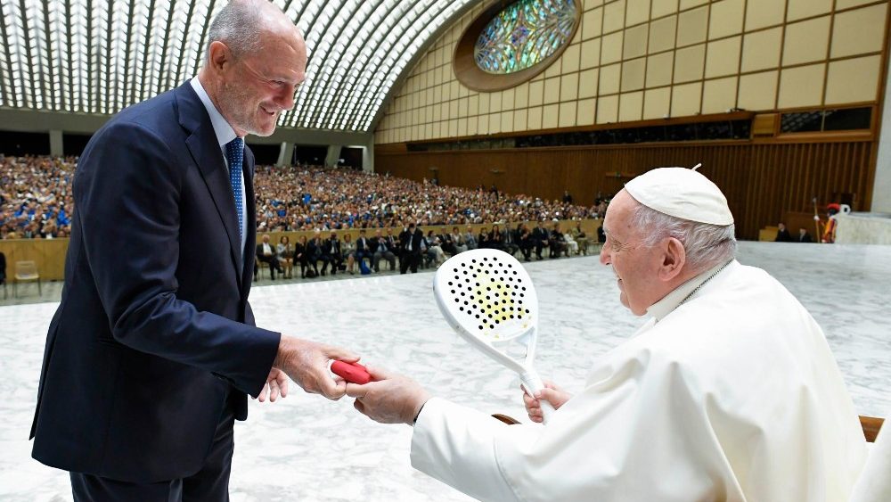 Papa com membros da Federação Italiana de Tênia e Padle na Sala Paulo VI 