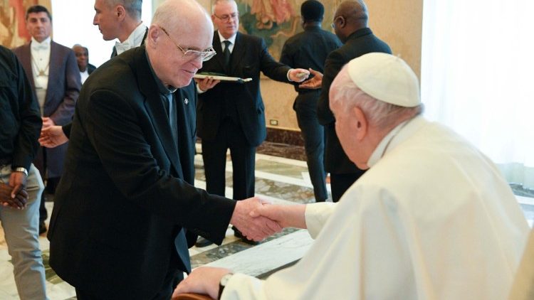 Le Pape François saluant les membres de la Congrégation du Saint-Esprit, le 8 mai au Vatican.