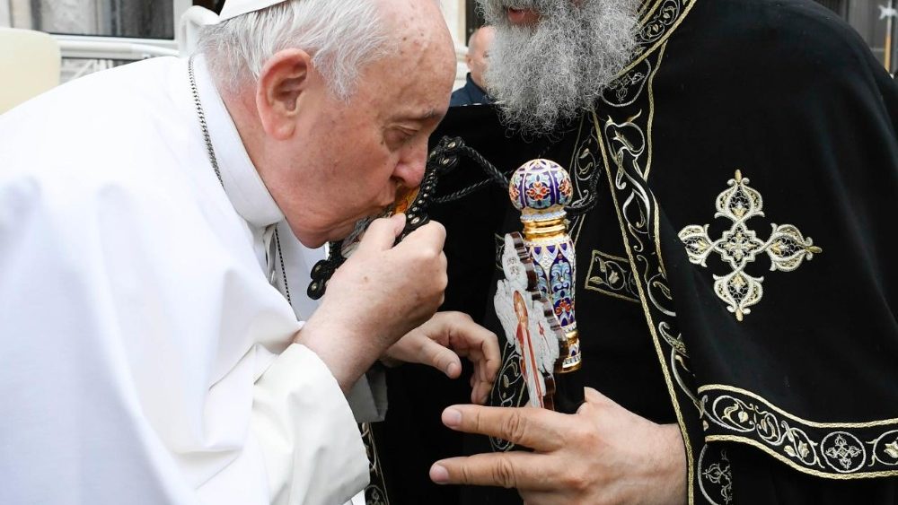 Papa beija Panagia de Tawadros