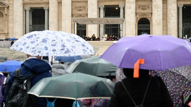 I fedeli all'udienza generale in Piazza San Pietro
