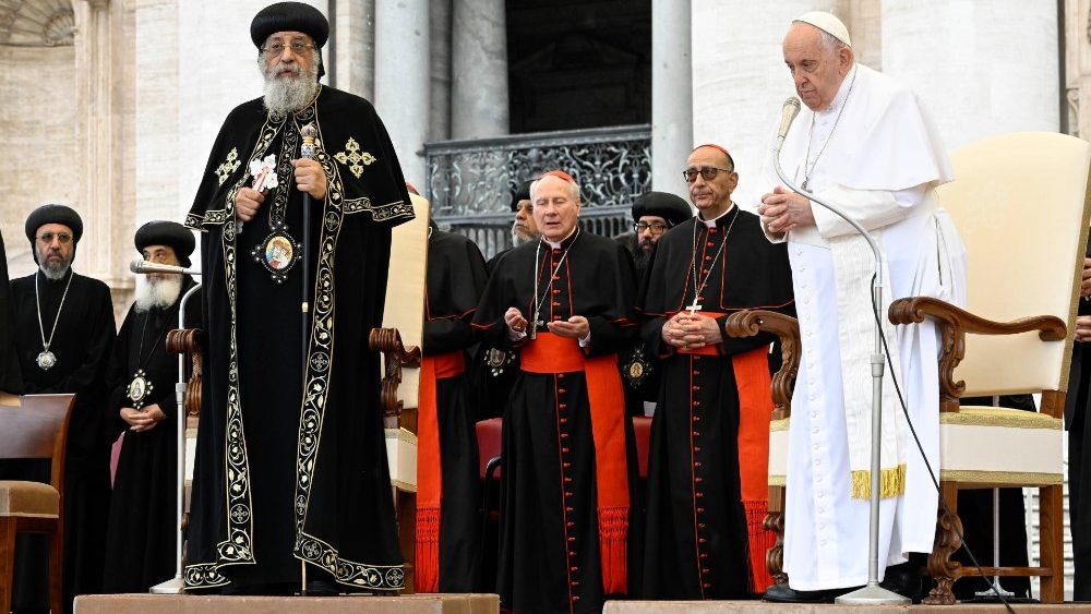 Papa Francisco e Tawadros II ao final da Audiência Geral