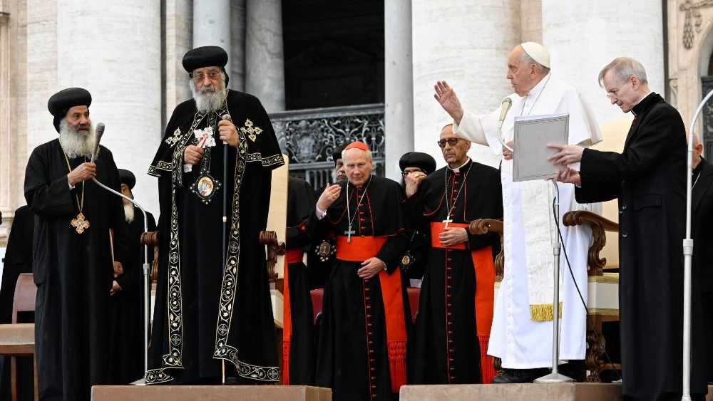 Benção do Santo Padre ao final da Audiência Geral. Seguiu-se a bênção do Patriarca Tawadros aos presentes