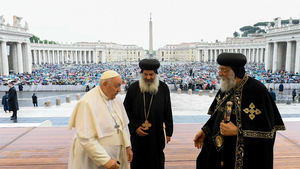 Papa Francisco e Tawadros II ao final da Audiência Geral