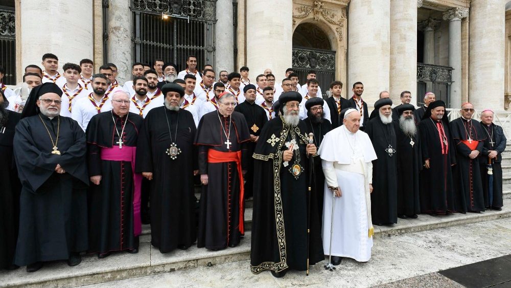 Papa Francisco, Tawadros II, cardeal Kurt Koch, delegação da Igreja Copta-Ortodoxa diante da Basílica de São Pedro
