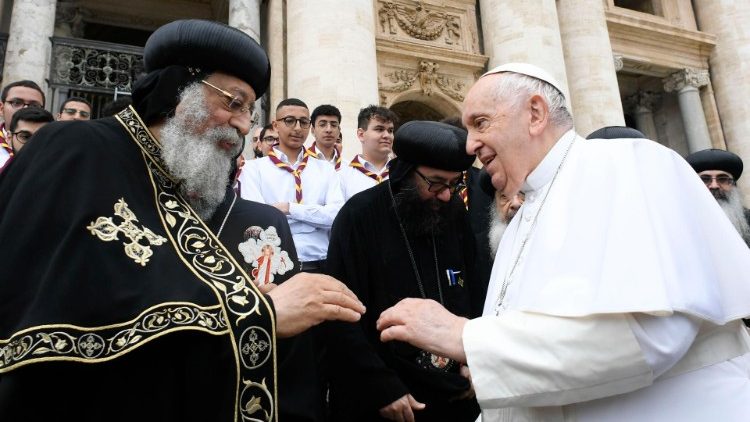 Papst Franziskus und Tawadros II. bei der Generalaudienz