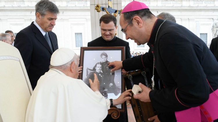 Székely János püspök Maria Theresia Coreth grófnő, a szegények orvosa feleségének boldoggá avatását kéri a Szentatyától