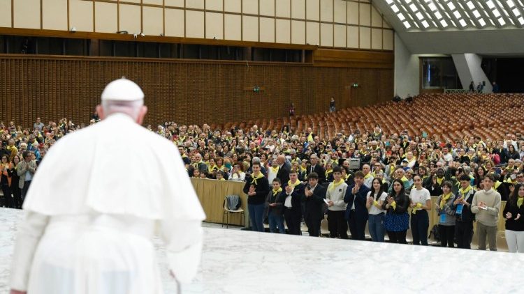 Begegnung in der Audienzhalle an diesem Samstagmorgen: Franziskus empfing eine große Pilgergruppe aus Spoleto und sprach über Schönheit, Zeugnis und Glaubwürdigkeit