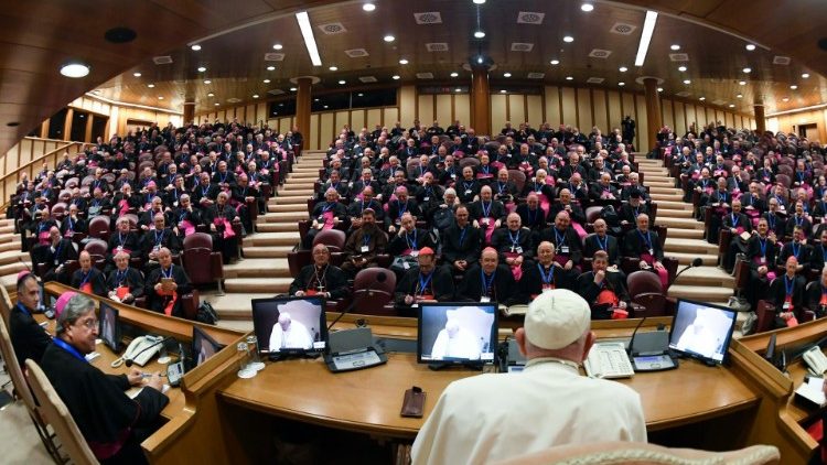 Franziskus bei einer Begegnung mit italienischen Bischöfen