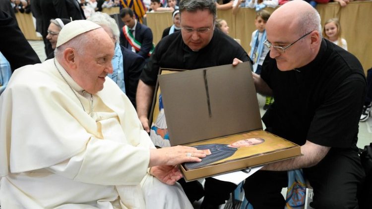 Le Pape François le 22 mai dans la salle Paul VI avec les membres de la famille vocationiste.