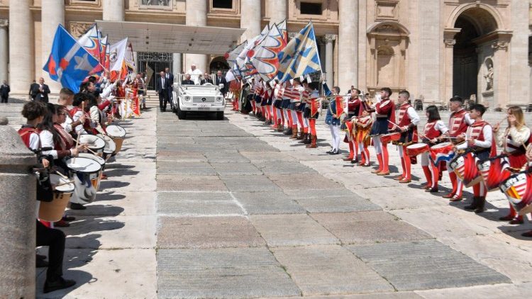 Zászlóforgatók sorfala közt... 