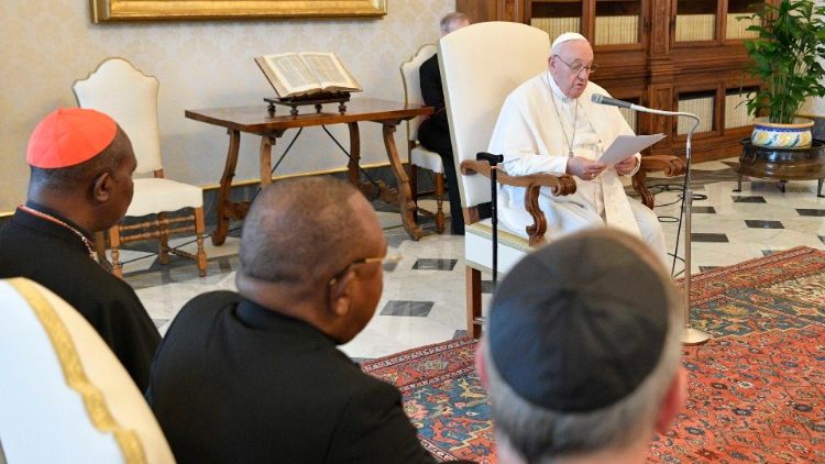 Il Papa con i membri della Fondation Internationale Religions et Societes