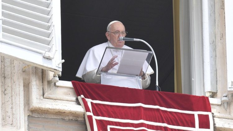 Papa Francesco invita i fedeli a farsi il segno della Croce