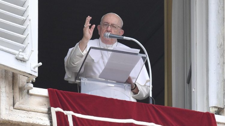 Il Papa durante l'Angelus in Piazza San Pietro
