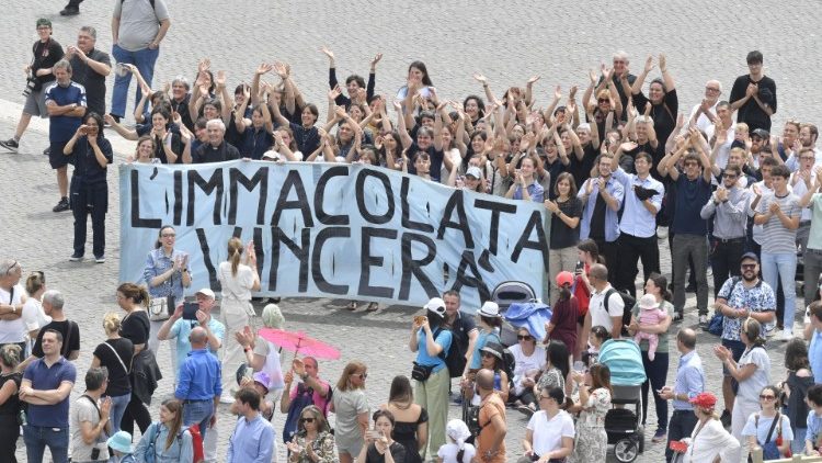 I fedeli in piazza San Pietro per l'Angelus del Papa