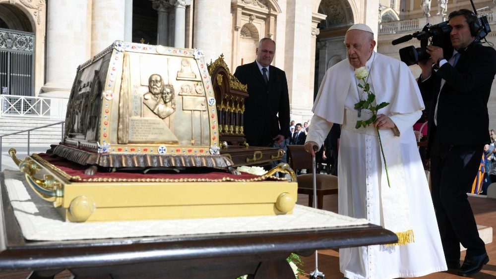 Antes de começar a Audiência, o Papa dirigie-se às relíquias de Santa Teresinha para colocar uma rosa e rezar