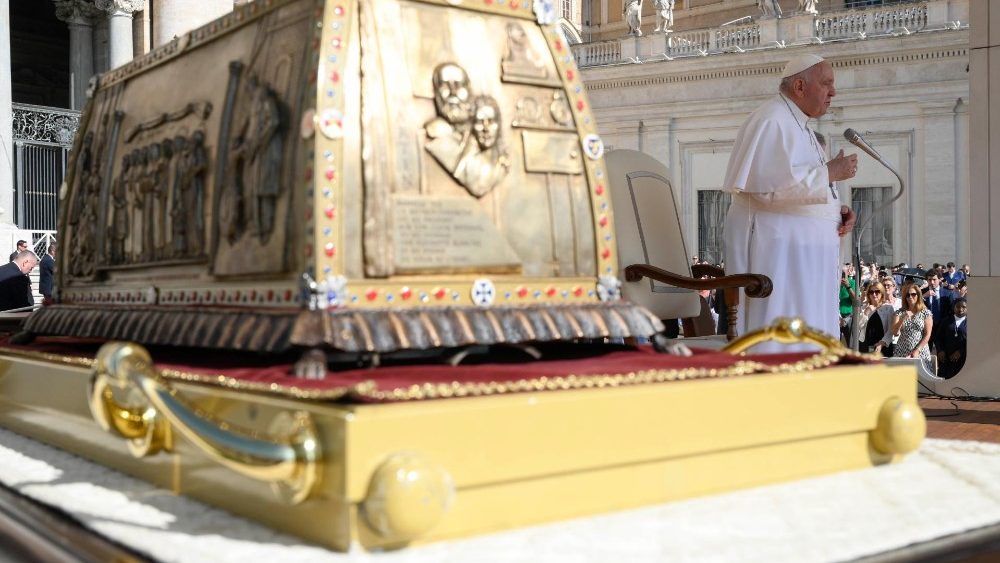 Papa na Audiência Geral, com relíquias em primeiro plano