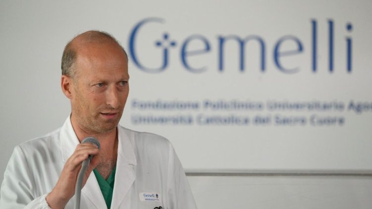 Doutor Alfieri durante coletiva de imprensa