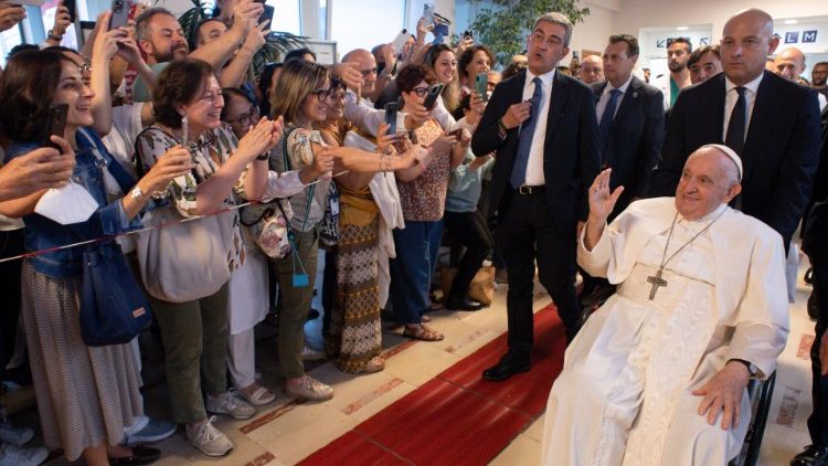 Francesco saluta i degenti al Policlinico Gemelli