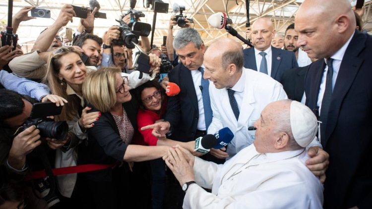 Papa Francesco insieme al professor Alfieri 